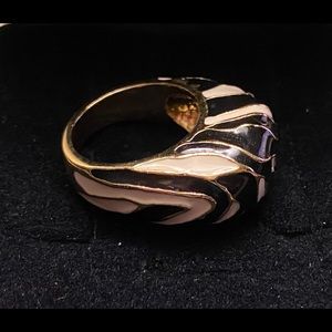 BEAUTIFUL TIGER PRINT GOLD RING fROM ST JOHN
